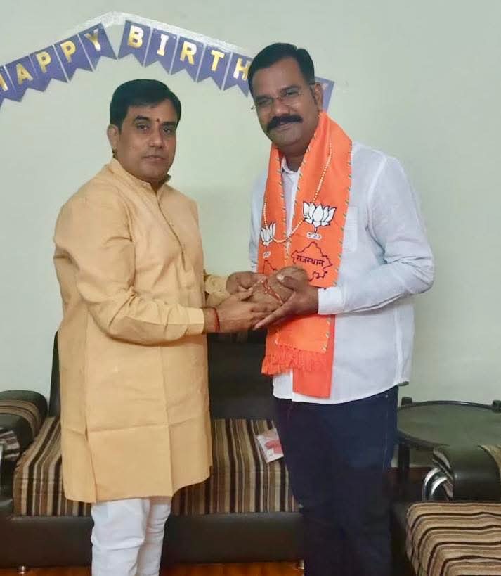 वर्तमान भाजपा जालोर टीम में जिला महामंत्री का दायित्व मिलने पर मित्र व छोटे भाई गजसा को  व्यक्तिगत मिलकर बधाई दी 
आपको उज्ज्वल भविष्य की शुभकामनाएँ।