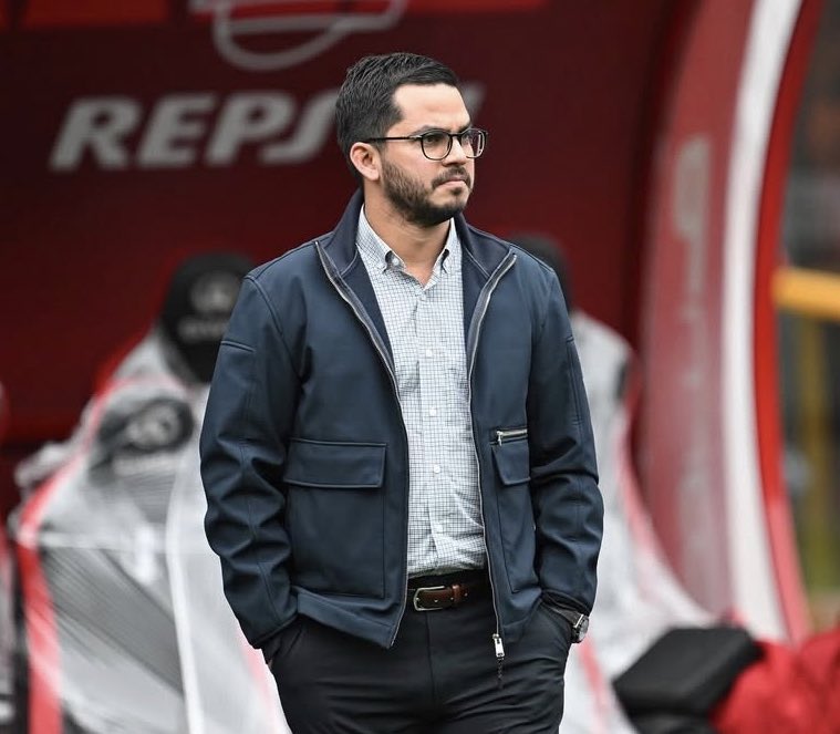 Franco Navarro Mandayo (no le gusta que le digan Jr) se ha venido capacitando en Perú y en extranjero. Viene de trabajar en un fierro caliente y con jugadores de peso en la selección peruana. Está preparado para asumir cualquier tipo de reto en el fútbol profesional peruano. El