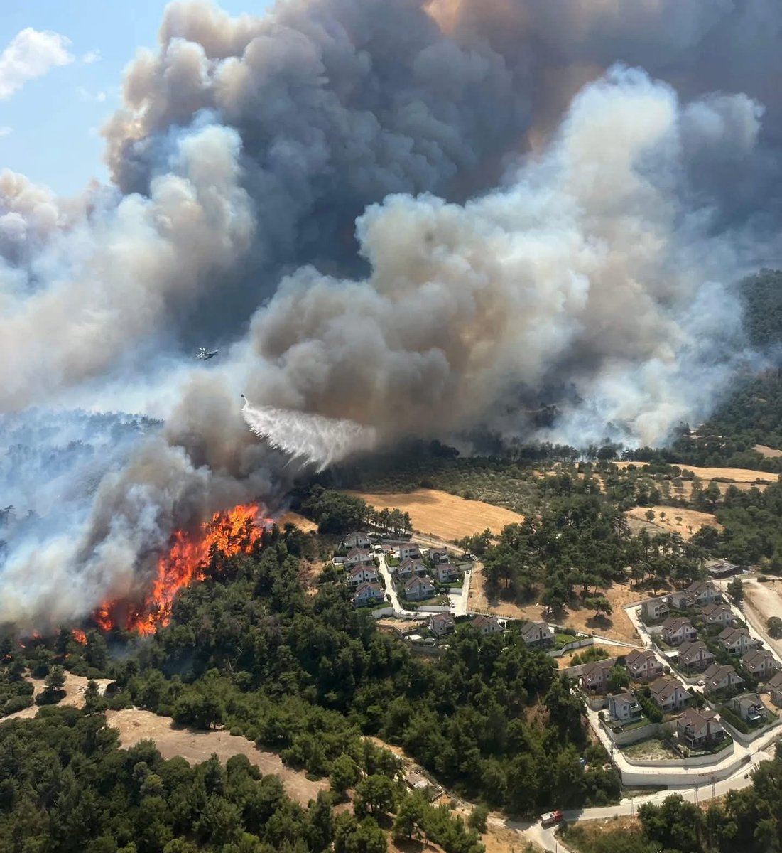 Canlarımız yanıyor! Dilerim en az kayıpla ve en kısa sürede bu felaket  önlenir. Yangınla mücadele eden tüm ekiplere kolaylıklar diliyorum...