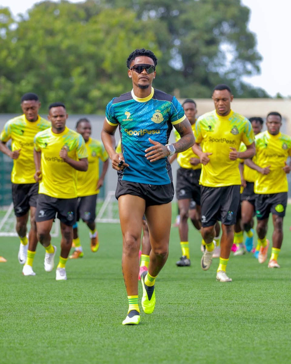 KOCHA wa mazoezi ya utimamu wa mwili (Physic), Tshephang ‘Chyna’ Mokaila raia wa Afrika Kusini akiwaongoza wachezaji wa Yanga leo kwenye mazoezi ya kujiandaa na msimu mpya Uwanja wa Halmashauri ya Manispaa ya Kinondoni, KMC Complex, Mwenge, Dar es Salaam.