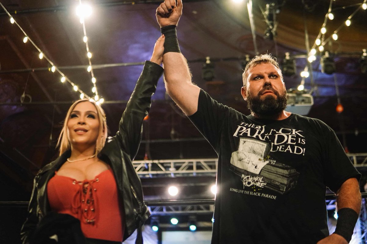 🖤🏆🖤
Let me bring you to glory <a href="/Parrow_/">Parrow</a> <a href="/GCWrestling_/">GameChangerWrestling</a> 
#emofight #gamechangerwrestling 
📸 <a href="/IamDannyDarko/">ダニエル・ローマン</a>
