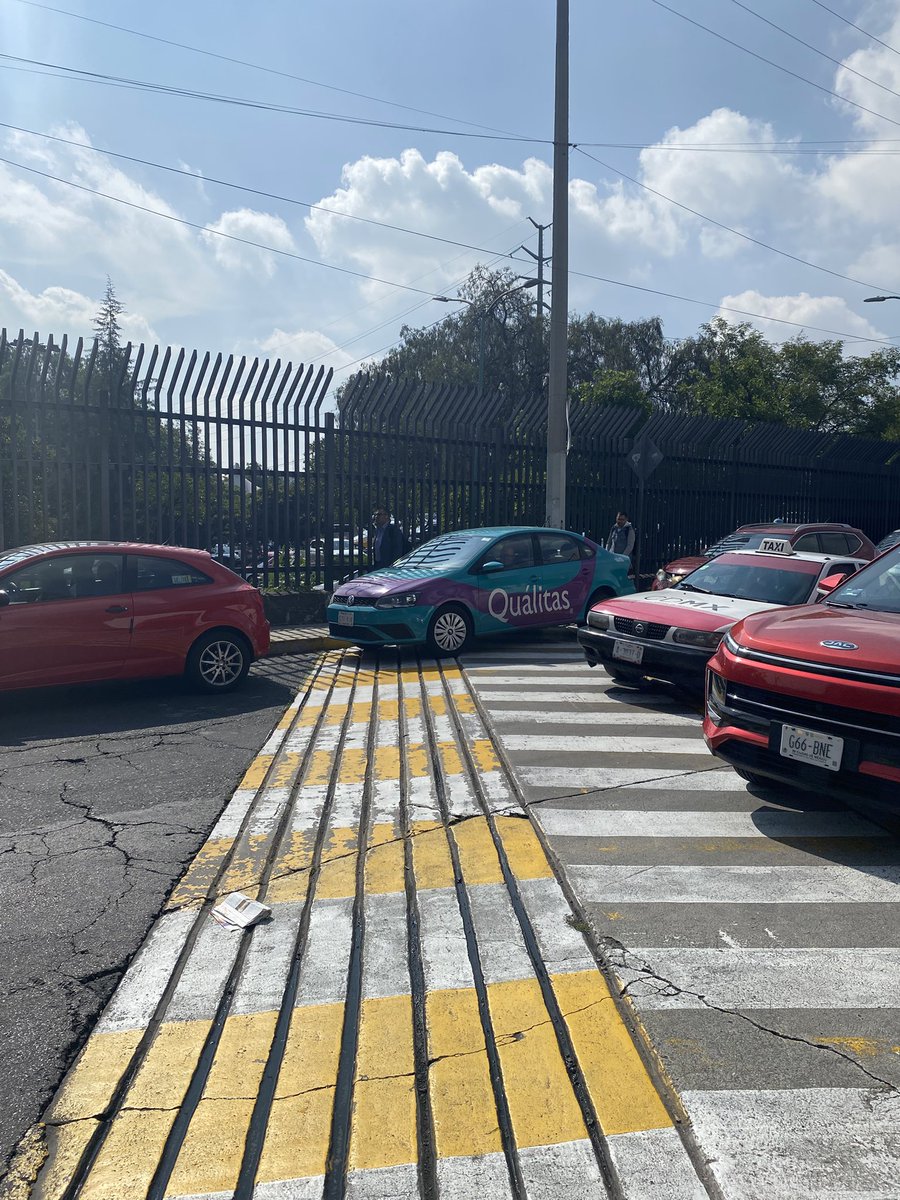 MafGum's tweet photo. @QualitasMexico Tus conductores no respetan las cebras, los topes ni a los peatones. No estaba atendiendo ningún percance, y le valió que le pidiéramos que me moviera. Así los capacitan? https://t.co/Pxh8yi3lt8