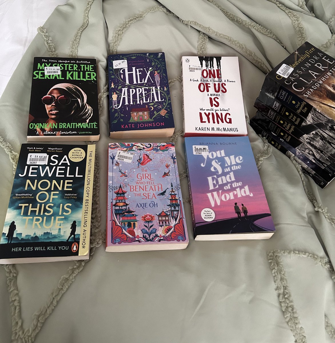 chaanreads's tweet photo. look at what i managed to score at the charity shop today !! https://t.co/M0SumxUkYL