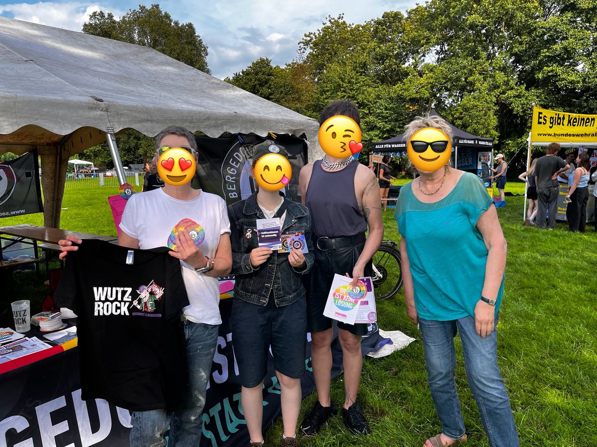 BBgR2022's tweet photo. Unser #BBgR-Infostand bei #Wutzrock. Wir sind mit unserem Stand neben der kleinen See-Bühne. Gute Musik gibt es umsonst dazu. Morgen+übermorgen sind wir auch dabei. Wetter könnte nicht besser sein. Wir brauchen immer Unterstützende. Kommt alle gern vorbei! 

#umsonstunddraussen https://t.co/RTjbu2AdOY