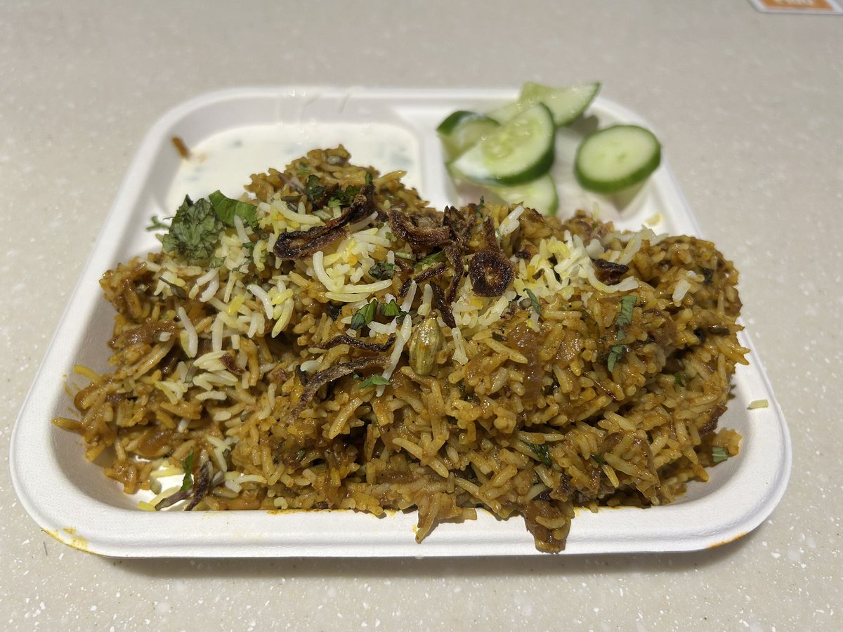 アーメダ空港ビリヤニ。
下手にKFCとかチェーンに走るよりよっぽどうまくて満足度高い。