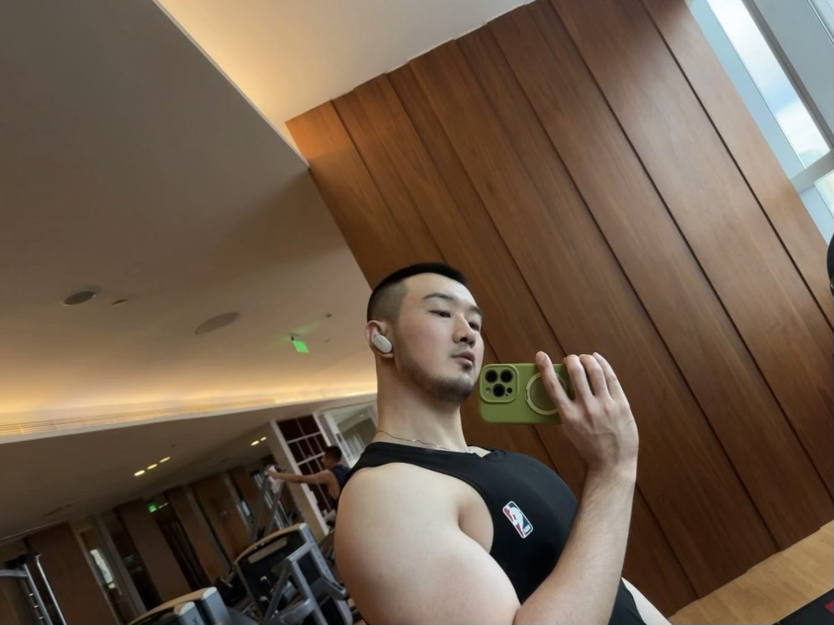 小伍的移动面包（搞笑版） tweet media