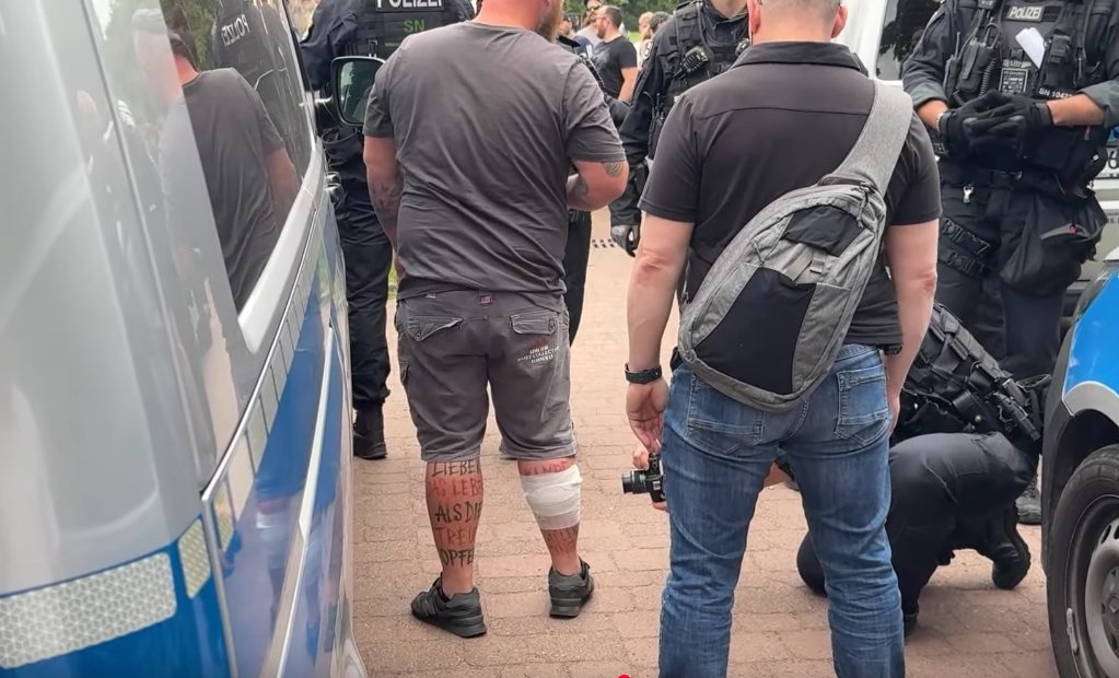 BRechercheteam's tweet photo. #MaxSchreiber (#FreieSachsen) musste heute in #Dresden das Symbol der NS-Organisation "Reichsarbeitsdienst (RAD)" abkleben. Vermutet wird ein Verstoß nach Paragraph 86a StGB. Ich hatte bereits darüber berichtet. #DD0808 https://t.co/zzGNlQLa6e