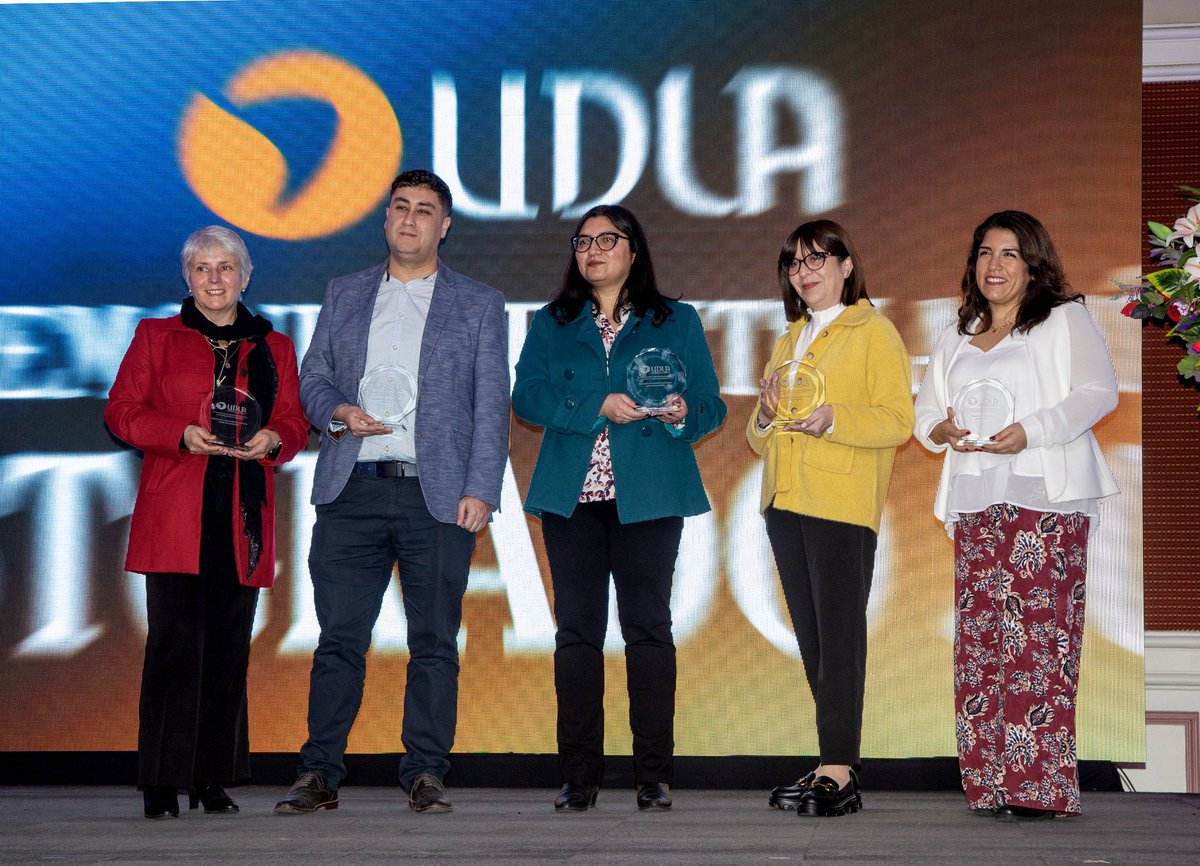 🎓Felicitamos a quienes culminaron con éxito los diplomados en Gestión de Proyectos Audiovisuales, Comunicación y Marketing Digital para Emprender y Traducción Audiovisual: Subtitulado y Doblaje.
¡Un nuevo paso en su desarrollo profesional! 👏
#ComunicadoresUDLA #DiplomadosUDLA