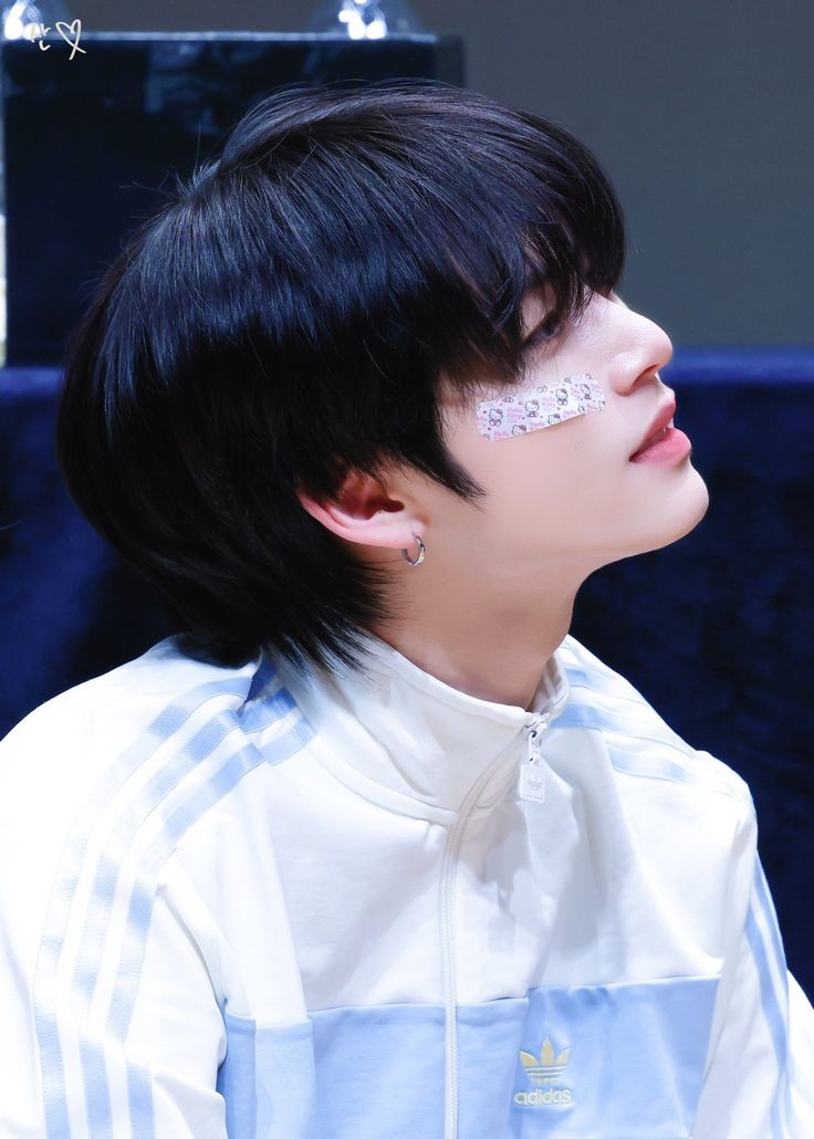 밴드 붙인 아디다스 태산...