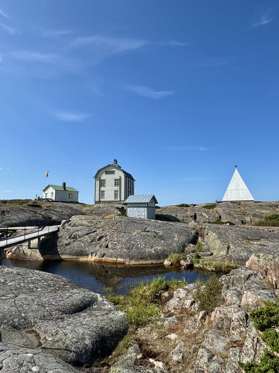 Minä rakastan yksinäisiä saaria.