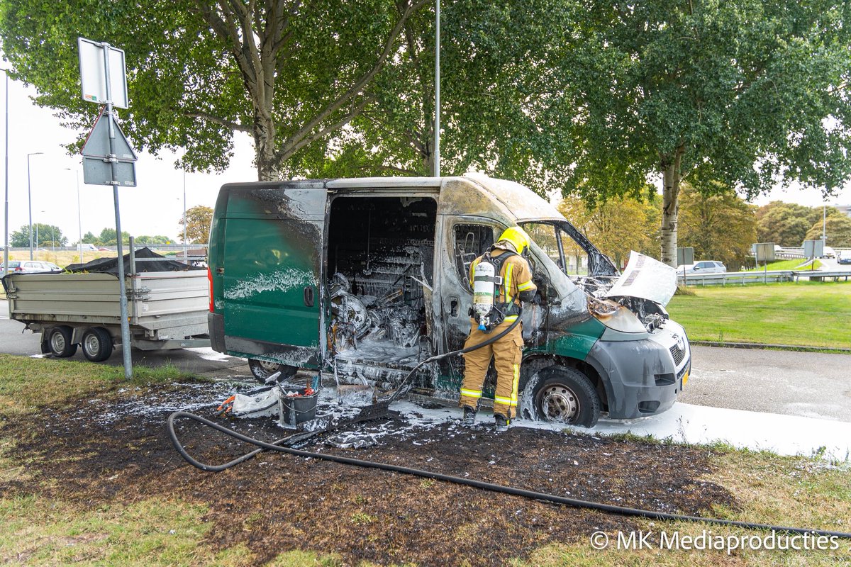 Bestelbus in brand op Bovenstraat Rotterdam