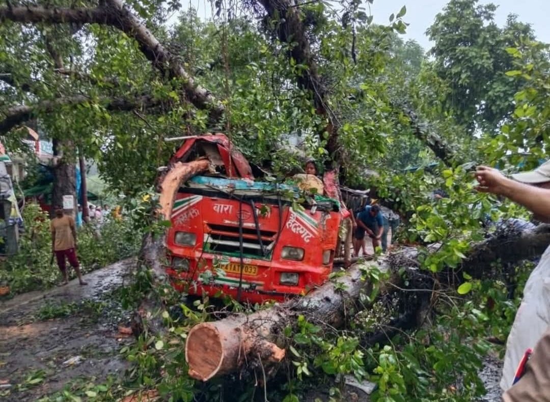बाराबंकी के हैदरगढ़ मार्ग हरख क्षेत्र में बड़ी घटना

परिवहन निगम की अनुबंधित बस पर गिरा भारी भरकम पेड़ 

जैदपुर थाना क्षेत्र के राजा बाजार के पास की घटना, कई लोगों के घायल होने की सूचना।
<a href="/Uppolice/">UP POLICE</a> <a href="/Barabankipolice/">Barabanki Police</a> @BarabankiD