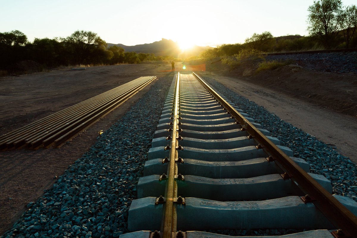 🧵HILO🧵
Como parte del reportaje para <a href="/proceso/">Proceso</a> sobre la falta de presupuesto y parálisis que sufre la reubicación de vías del tren Ímuris-Nogales en 2025 detectamos discrepancias en el avance de las obras y los pagos que SEDENA ha hecho a ITISA y PRODEMEX.
#TrenFantasma
🚂👻💰🧾