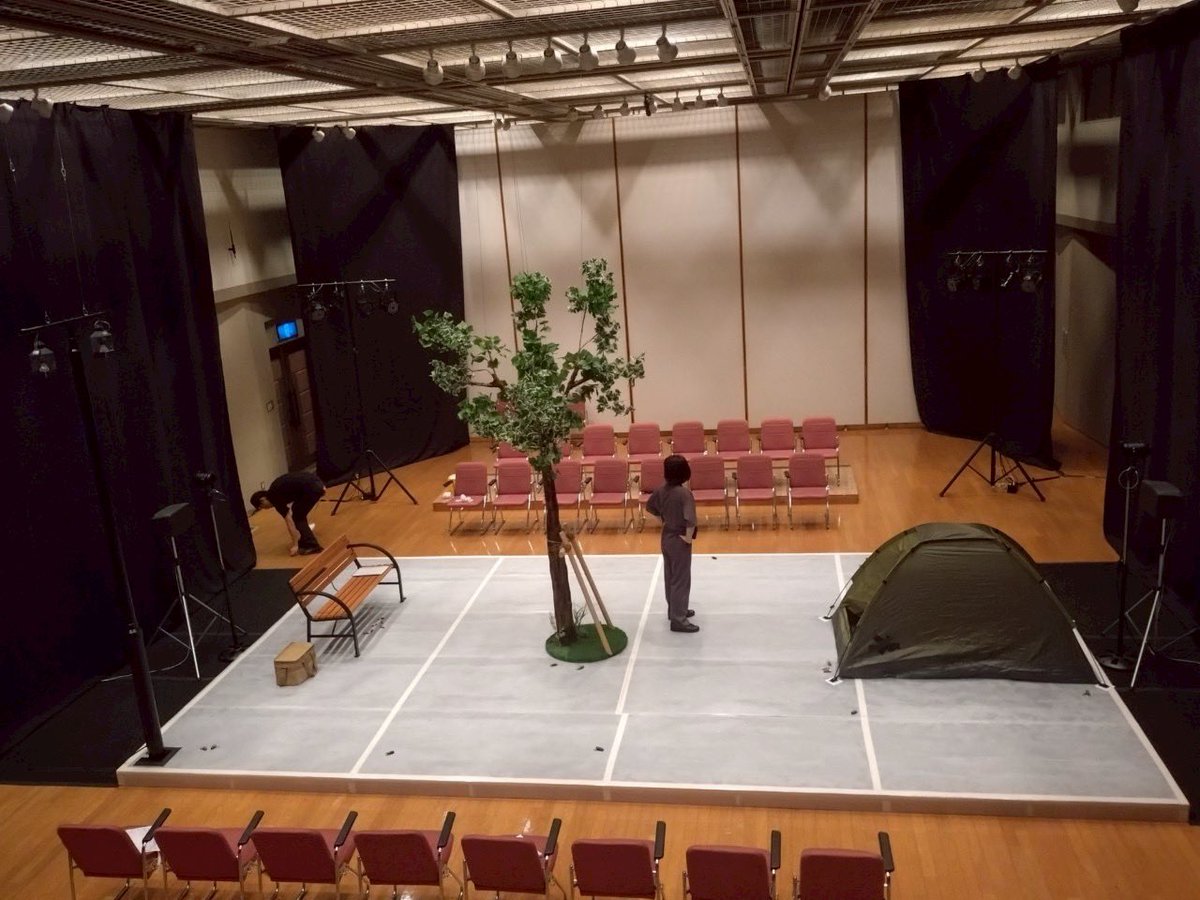 i_ma_gi_'s tweet photo. #神辺文化会館 をご存知ですか？

先日この小ホールで開催した #ネオソベラ団　　　の公演では、写真のように使いました。
両面客席の舞台でした。

明日から　この小ホールでは #ふくやま演劇講習会 が始まります。
参加される方にとって、実りある時間になりますように！
#福山市　#演劇 https://t.co/gJzQyZJYlE