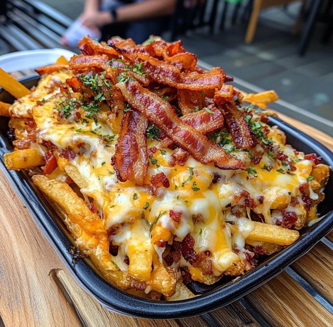 FoodPleaser's tweet photo. Bacon Cheese Fries 🥓 🧀 🍟 https://t.co/VUp9B6eKeW