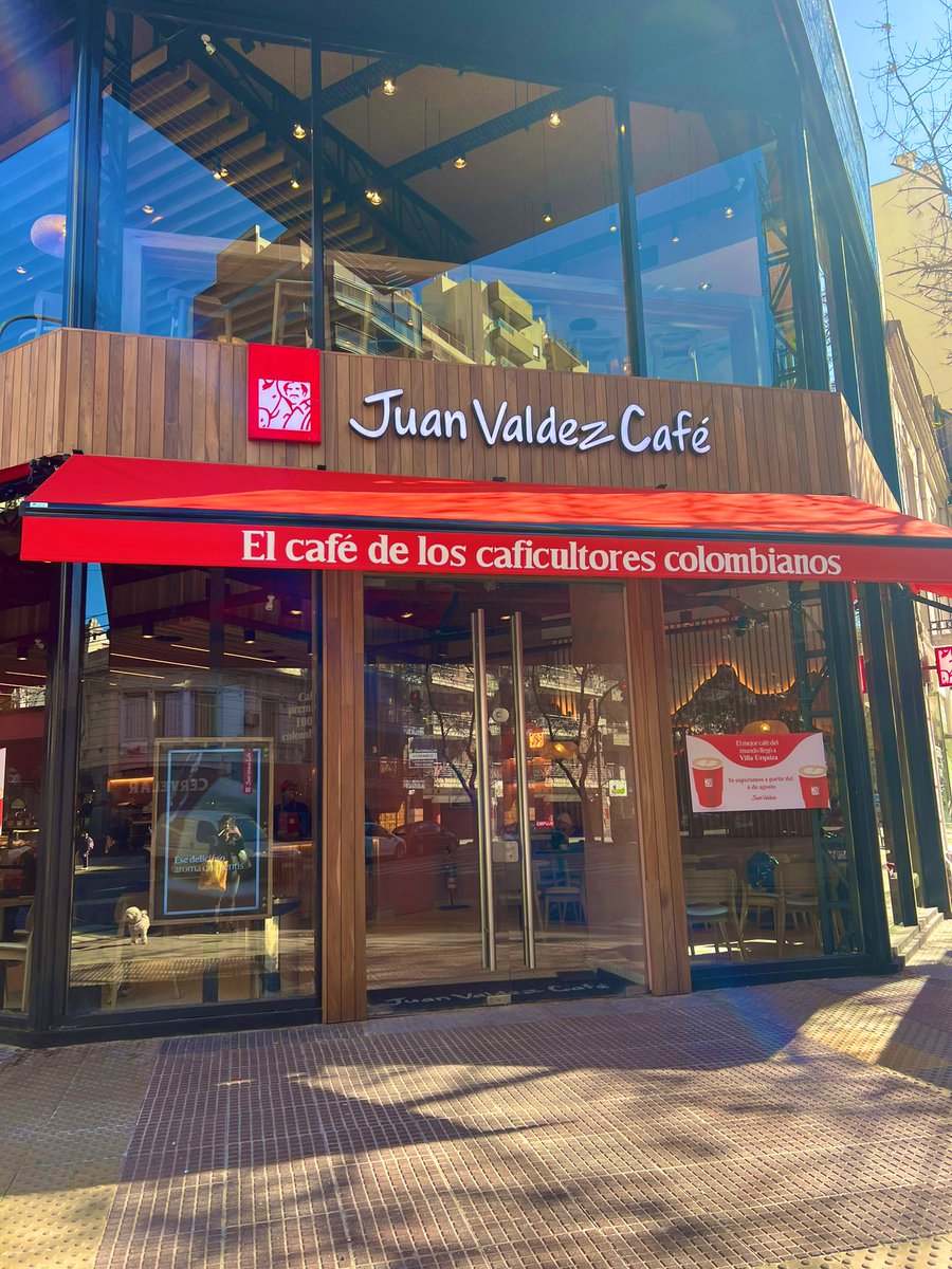 Abrieron este café a dos cuadras de casa. Espero que no se me vaya el sueldo acá.