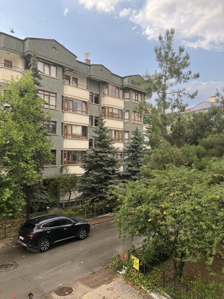 Ankara’nın bu günkü ruh hali… 😂
yağmurlu güneş mi? Güneşli yağmur mu? bilemedim ama…🙃
Yağmur ve güneş, doğanın iki zıt, fakat birbirini tamamlayan gücü... Ve bu iki gücün uyumuyla “ gökkuşağı” gibi güzellikler çıkar ortaya. 

Üşüdük🤣
#Ankara