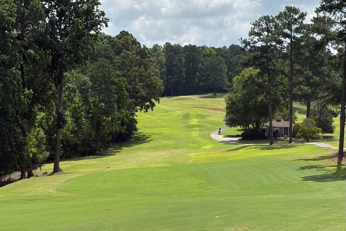 UGAGolfCourse's tweet image. ✨Happy Flashback Friday✨ Today we&apos;re highlighting Hole #7, the par 5 that&apos;s tougher than it looks. Whether it&apos;s slicing a tee shot into the woods or topping a second shot, the front nine&apos;s only par 5 always keeps us humble.