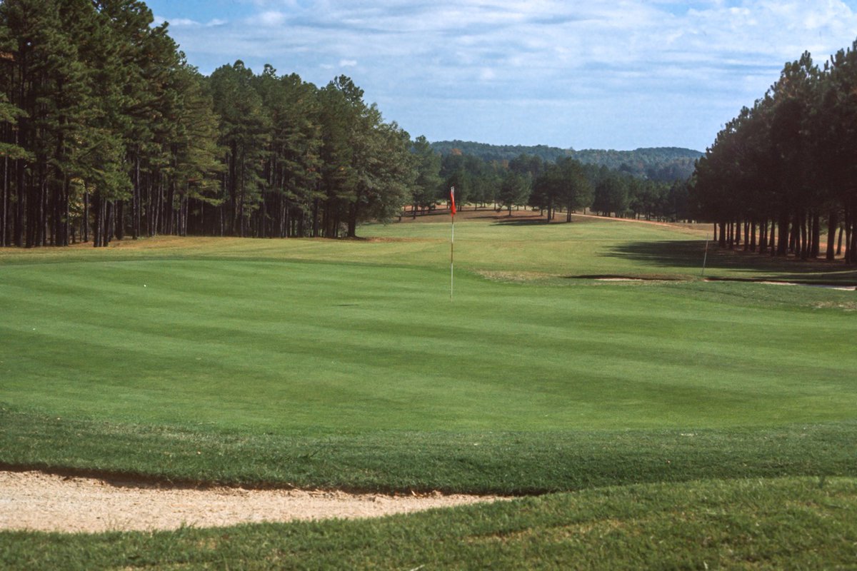 UGAGolfCourse's tweet image. ✨Happy Flashback Friday✨ Today we&apos;re highlighting Hole #7, the par 5 that&apos;s tougher than it looks. Whether it&apos;s slicing a tee shot into the woods or topping a second shot, the front nine&apos;s only par 5 always keeps us humble.