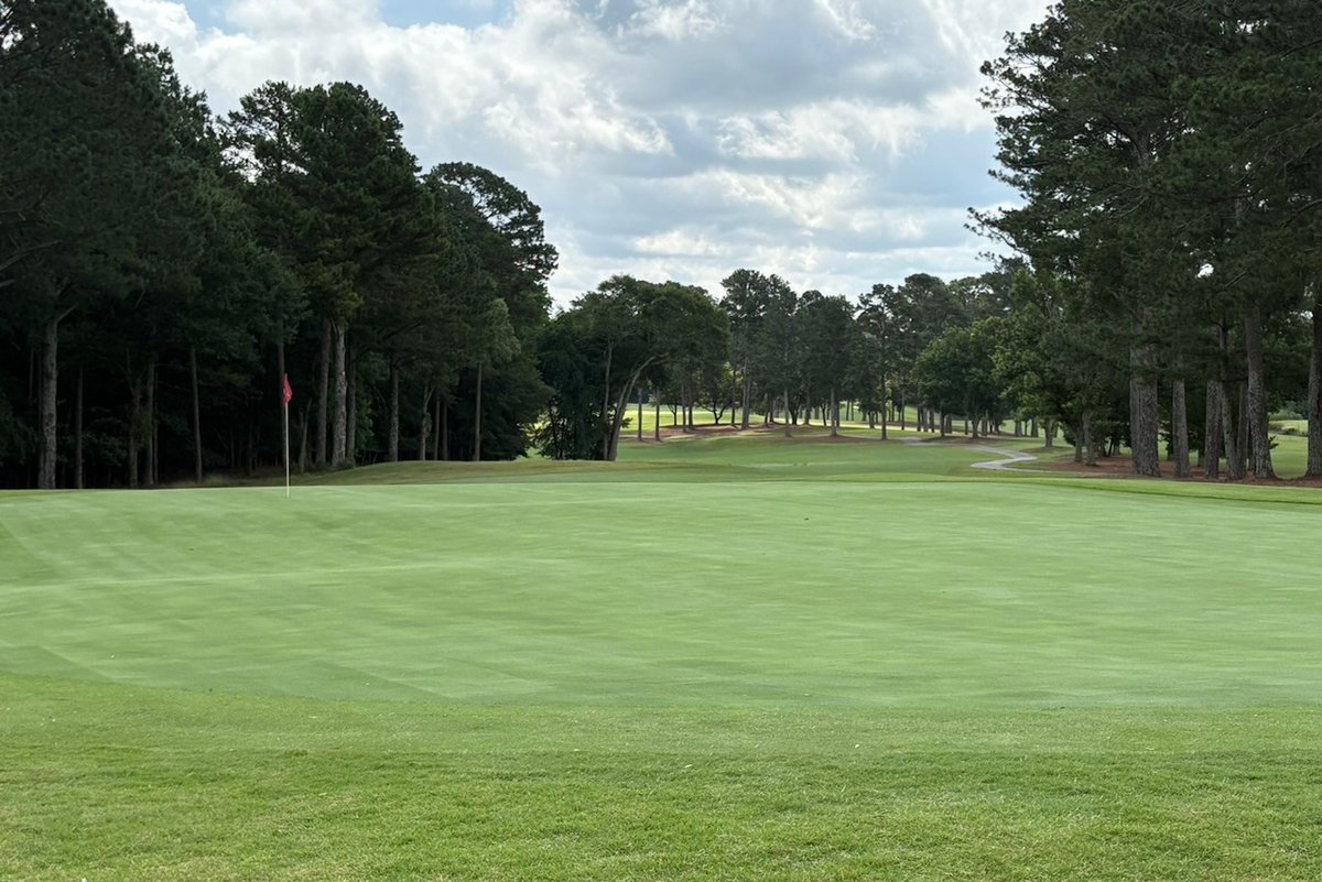 UGAGolfCourse's tweet image. ✨Happy Flashback Friday✨ Today we&apos;re highlighting Hole #7, the par 5 that&apos;s tougher than it looks. Whether it&apos;s slicing a tee shot into the woods or topping a second shot, the front nine&apos;s only par 5 always keeps us humble.