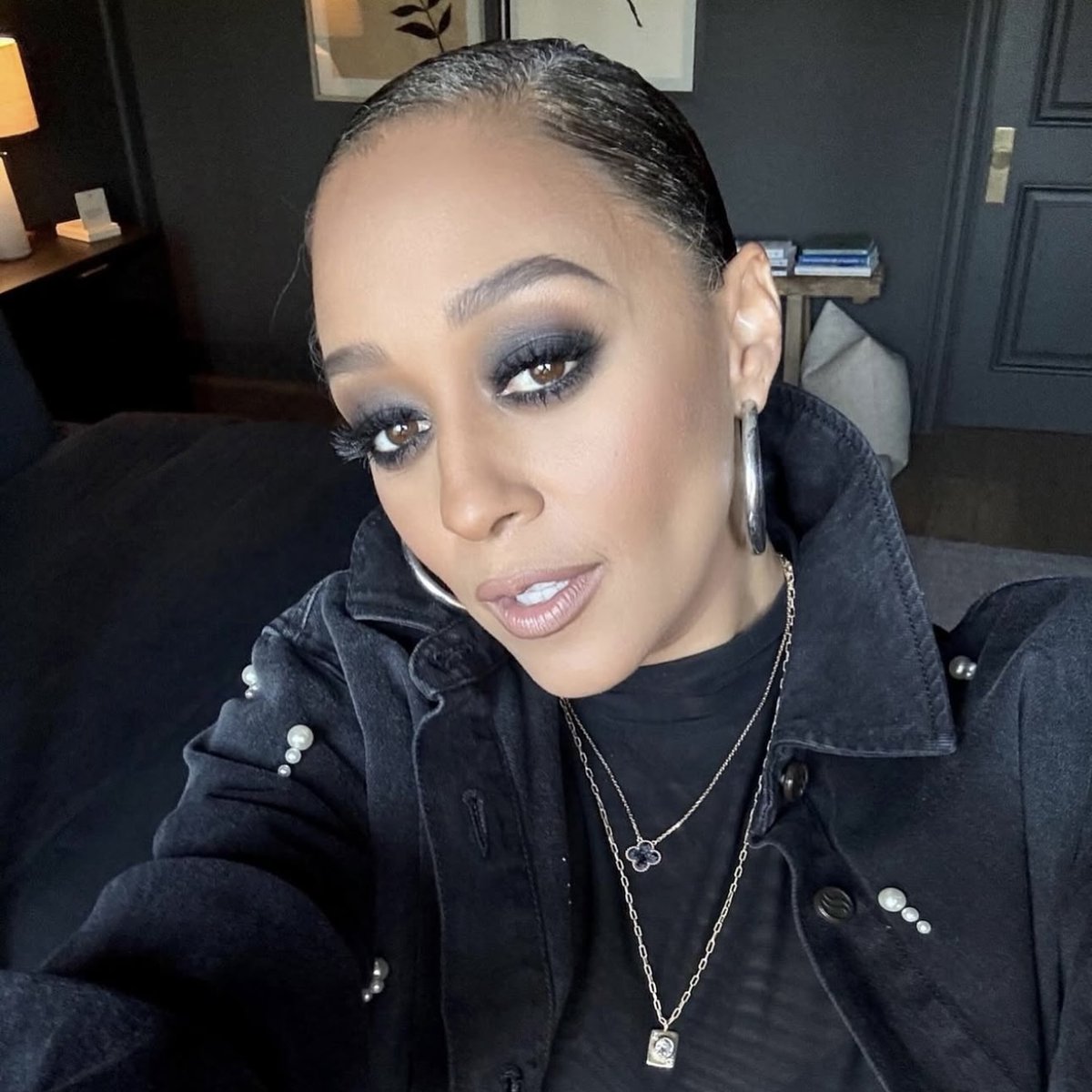 Flawless finish, forever iconic🖤 the incredible @antonmakeup created this radiant base using Moisture Foundation 143 + 003 on the stunning @tiamowry😍 ow.ly/GRW750WzxMY