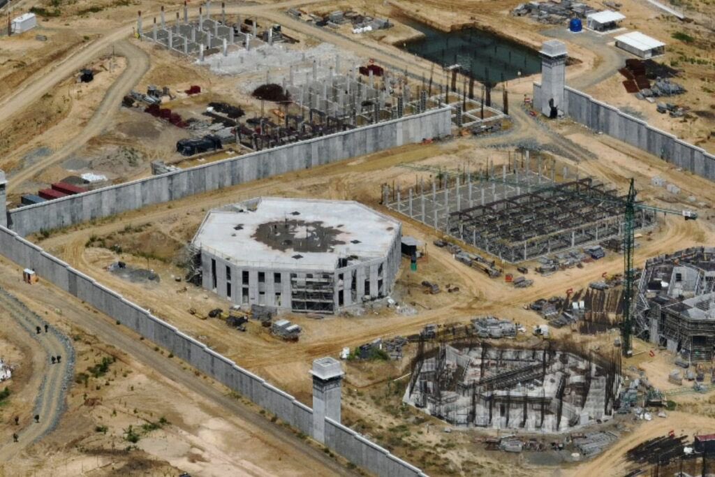 Está cordialmente invitado a regresar al Ecuador, para que compruebe a dónde van a parar los verdaderos corruptos.

El hospedaje está asegurado. Le adjunto una foto del avance de la cárcel que construimos pensando en su comodidad.