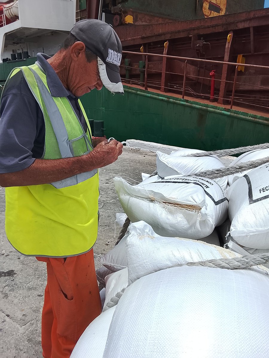 BetsyDazVelzqu2's tweet photo. En Holguín transportistas, trabajadores portuarios, mayoristas y minoristas laboran sin descanso en la descarga del arroz de la canasta familiar normada.

#ComercioCuba #CFN https://t.co/xtQLl11NZl