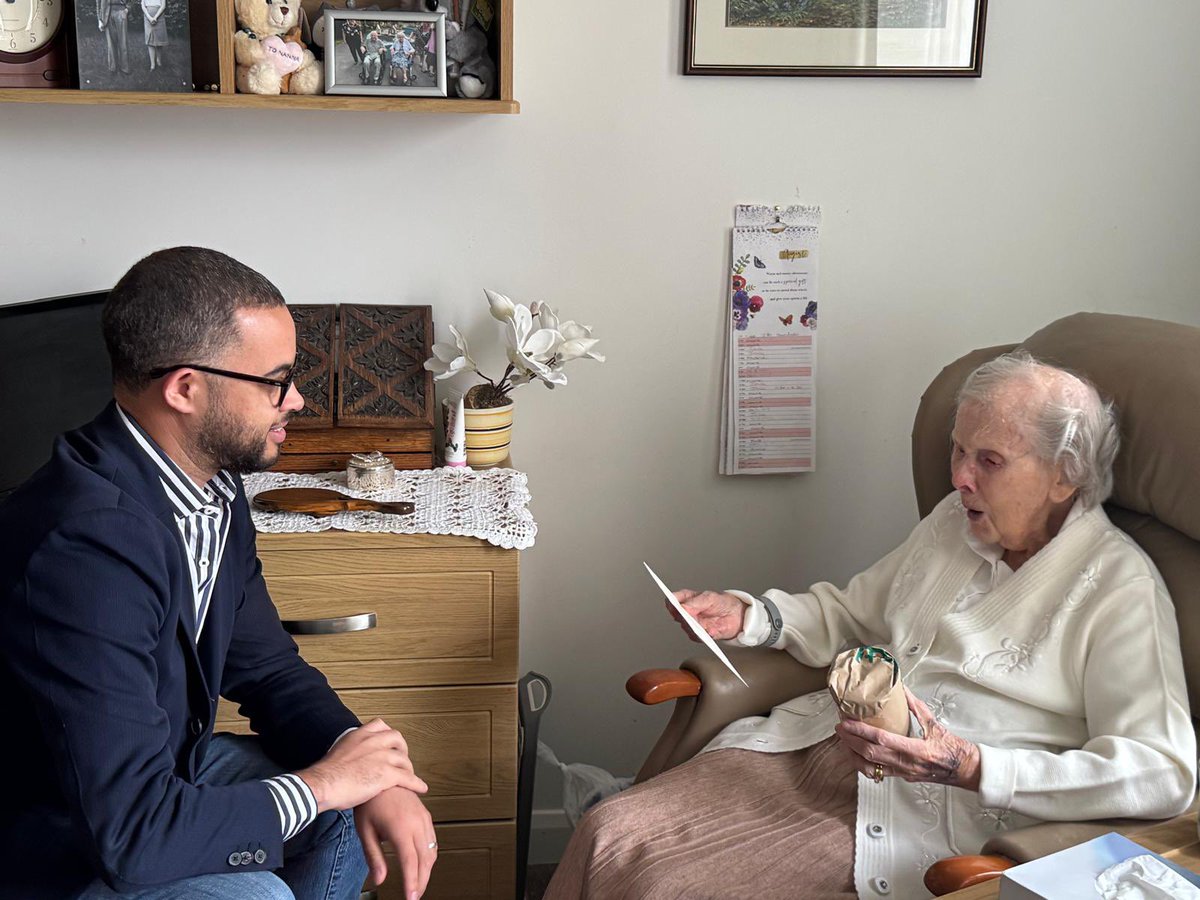 Brilliant visit to <a href="/BelongVillages/">Belong Villages</a> in Newcastle-under-Lyme.

Had chance to celebrate Betty’s 100th birthday with gifts from Parliament. 

She said as I arrived: “I’ve been keeping an eye on you, I read the papers every day.” 

A wise and wonderful woman. 

#LoveNuL 🇬🇧❤️🌹