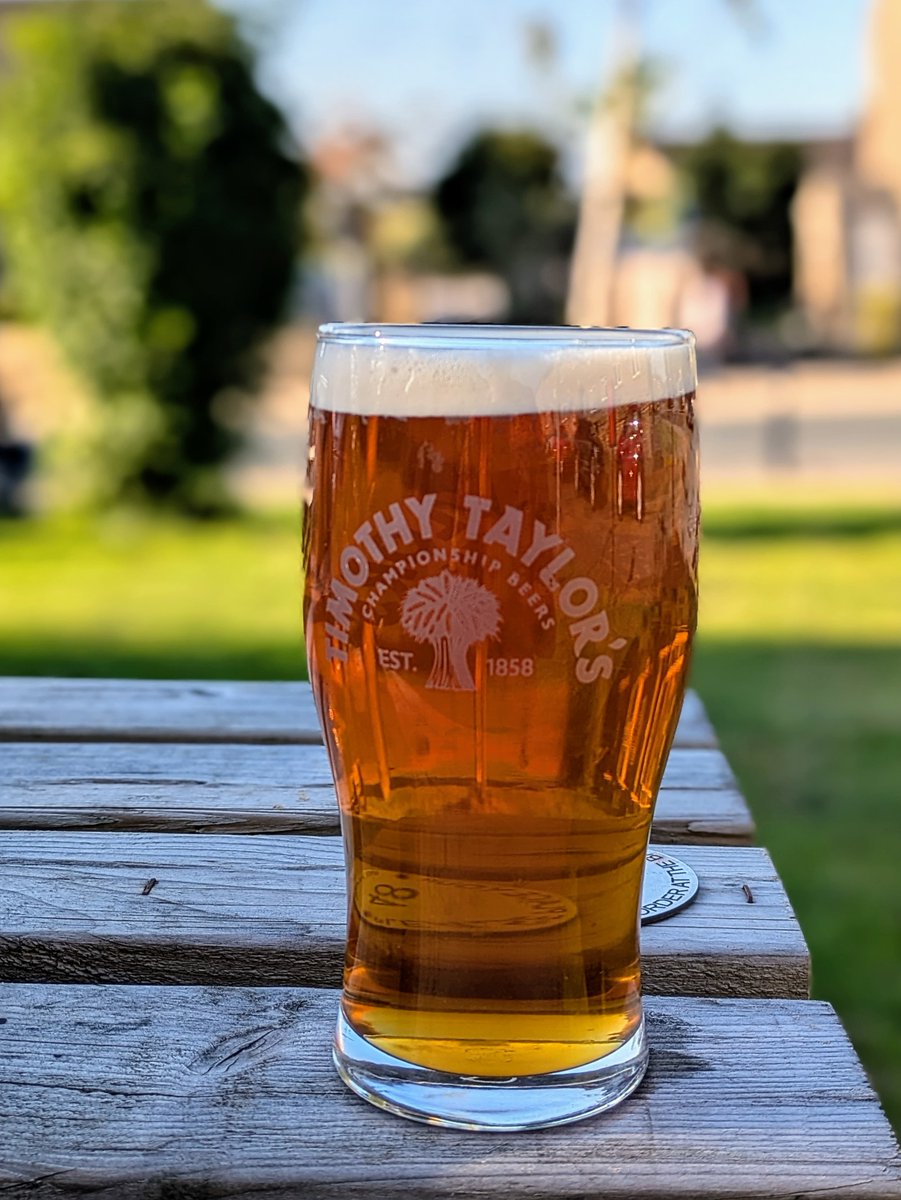 Wishing for a view like this over the weekend. 🤞🍻🌄 

Find your perfect pint: timothytaylor.co.uk/pint-finder 

Just click the link, type your location and click the search button.