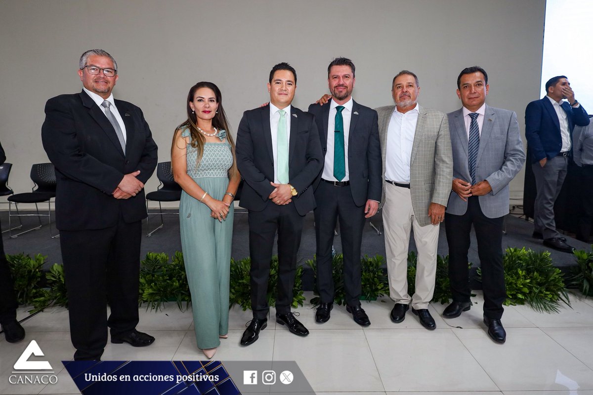 🏛️ Nuestra VP de Mujeres Empresarias, M.A.M. Adriana Miranda, asistió a la toma de protesta del <a href="/cavg_dgo/">Colegio de Arquitectos del Valle del Guadiana A.C.</a> 2025-2027.

🤝🏻 Reconocemos al Arq. Carlos Alberto Sánchez Salazar y felicitamos al Arq. Cristian Silva Cardoza, deseándole éxito.

#CANACODurango #UnidosEnAccionesPositivas