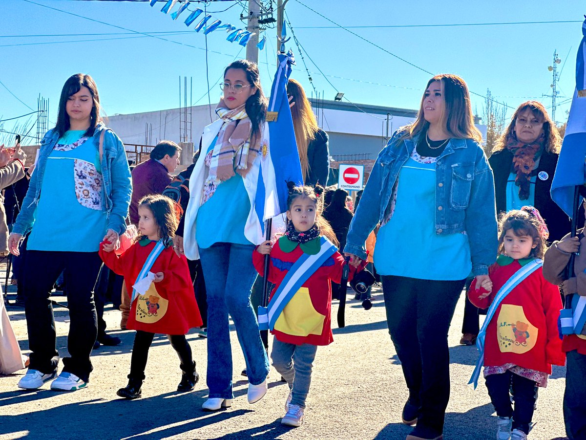 SENILLOSA VUELVE A SOÑAR EN GRANDE

En su 74° aniversario, Senillosa vive un momento histórico: llegan las obras que la comunidad esperaba desde hace décadas: nueva red de gas, más pavimento que nunca, una escuela primaria después de 40 años, el proyecto de un gimnasio