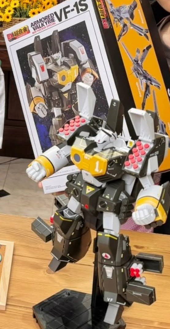 RENATOLOGY's tweet image. The box for the recently announced DX Chogokin VF-1S Armored Valkyrie is an homage to the iconic Nichimo kit box artwork painted by the legendary Takani Yoshiyuki! Deep cuts for deep pockets!