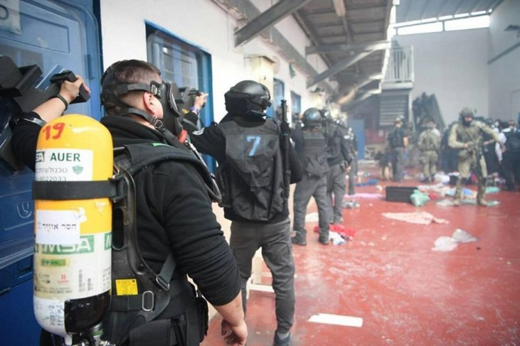 Komisi Urusan Tawanan: Pihak administrasi Penjara Gilboa mengintensifkan penyiksaan dan tindakan pembalasan terhadap tawanan Palestina, baru-baru ini menggunakan sengatan listrik yang menyakitkan saat menggerebek sel dan kamar tawanan.

#Gaza #GazaGenocide #FreePalestine