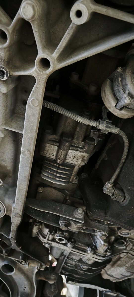 Passattiin kulmavaihteen öljyt vaihtoon. Castrolin peräöljyä x1r terästeellä tilalle. Nää on näitä mitä merkkihuolto ei hoida kun ei ole tehtaan huolto ohjelmassa. 💩🤯