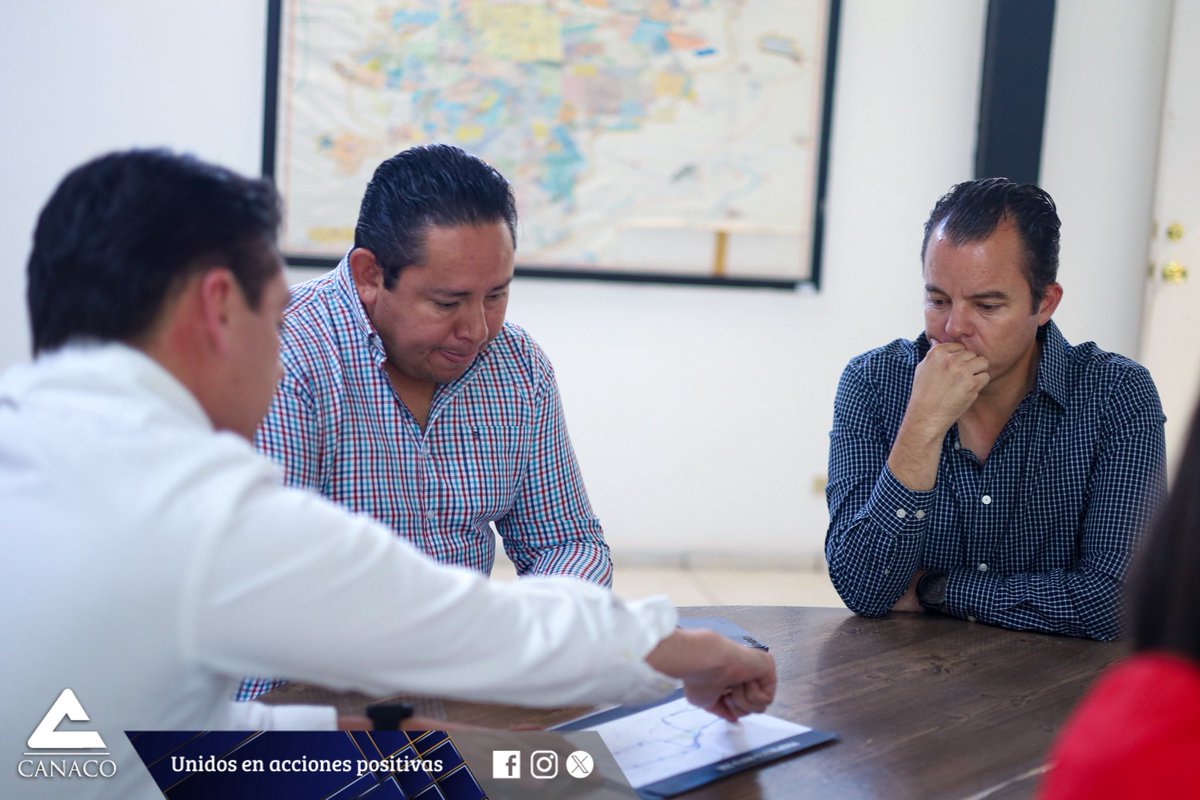 Con el compromiso de garantizar un Medio Maratón Durango CANACO 2025 seguro y familiar, nos reunimos con la <a href="/DMSPDGO/">DMSP DGO</a>, recibidos por el Cmdte. Luis Enrique Muñoz Torres, Subdirector de Policía Vial.
Agradecemos su colaboración para coordinar este gran evento.