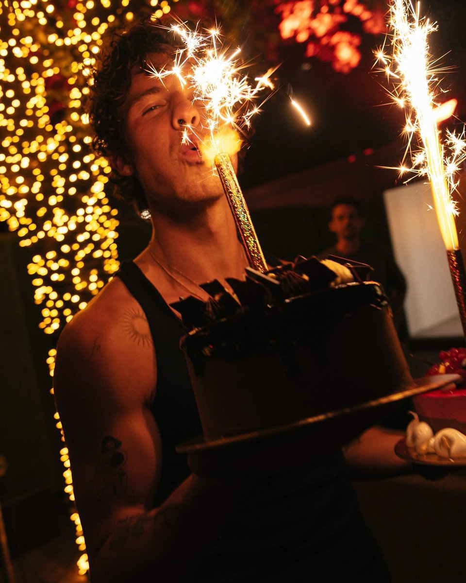 Shawn Mendes blows out his birthday candle in new photo.