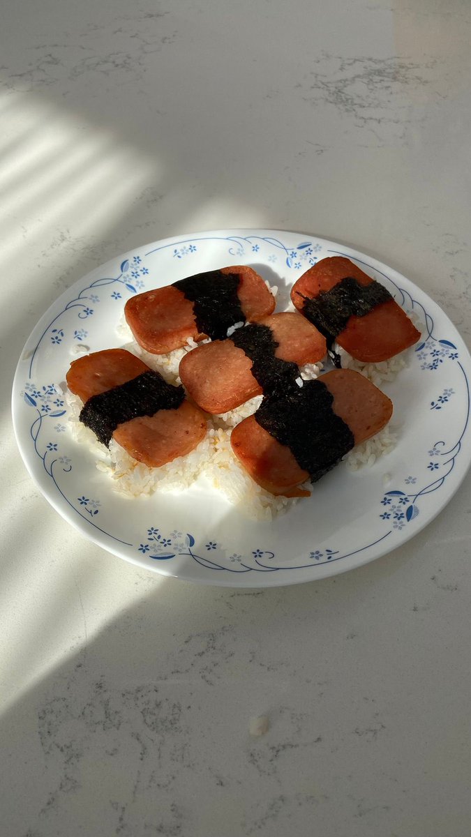 ParamsCooking's tweet image. ig it looks ok? for my first time it ain’t too bad! just need to learn how to mold the shape of the spam musubi!