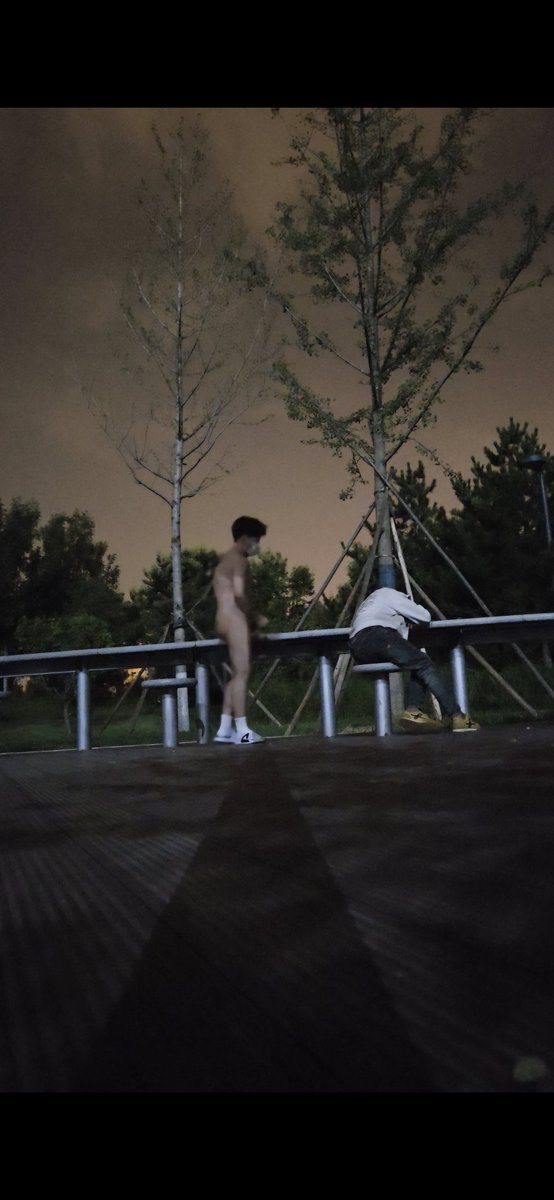 在公园脱光了走着走着，碰到一个喝多了的黑皮直男弟弟。
#野裸 #暴露 #天体 #公园