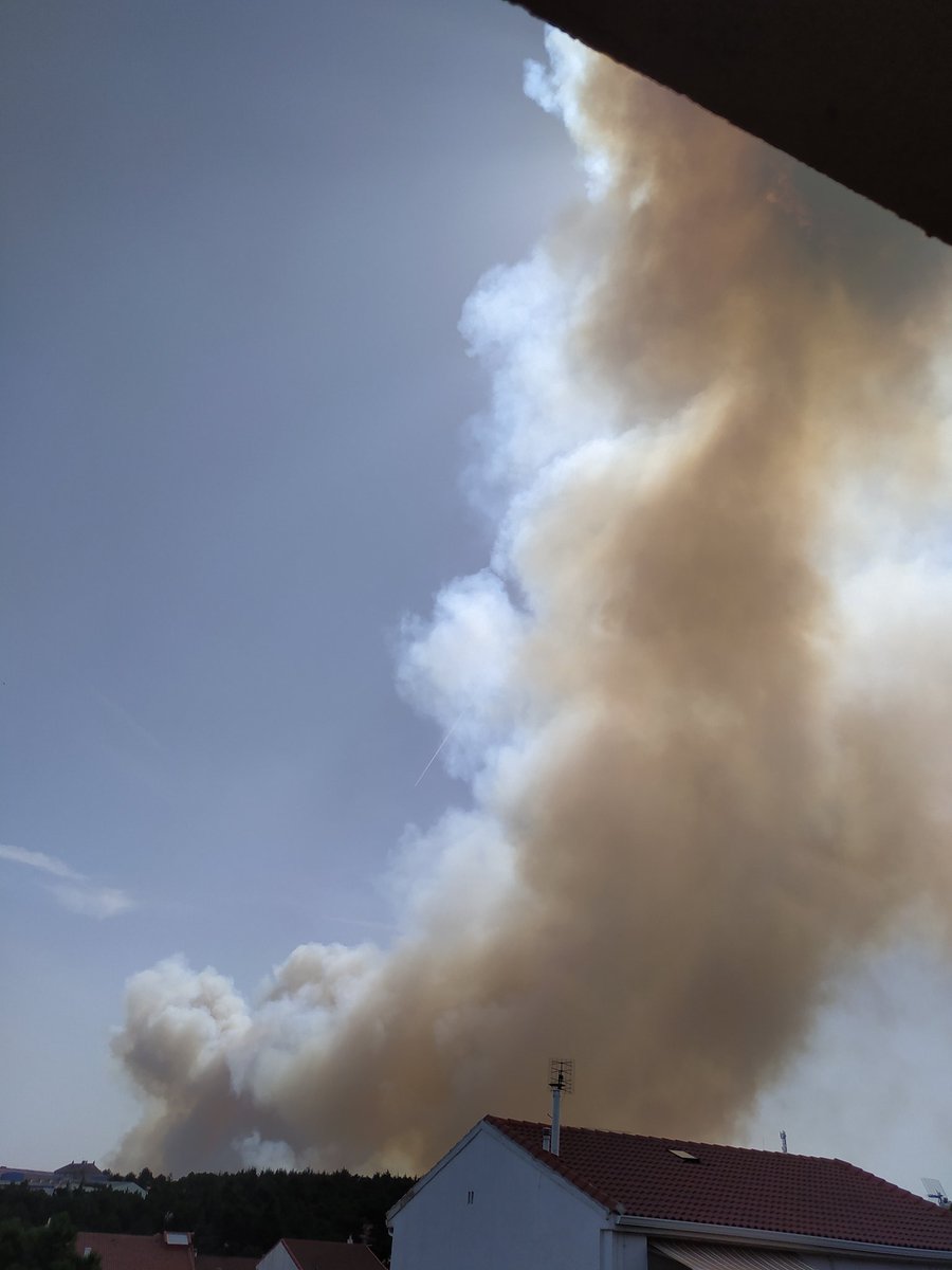 Right now, en las proximidades de Las Navas del Marqués, Ávila, Spain....It looks scary, Big forests here and extreme hot weather...