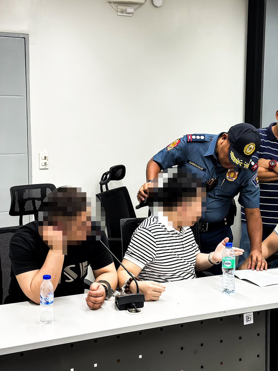 TINGNAN: Narekober ng pulisya ang 4 na loose firearms kabilang ang isang automatic shotgun matapos nilang salakayin ang isang bahay sa Makati City.

Ayon sa pulisya, naaresto ang 2 chinese national na hinihinalang mga empleyado ng POGO. |<a href="/gmanews/">GMA News</a> <a href="/dzbb/">DZBB Super Radyo</a>