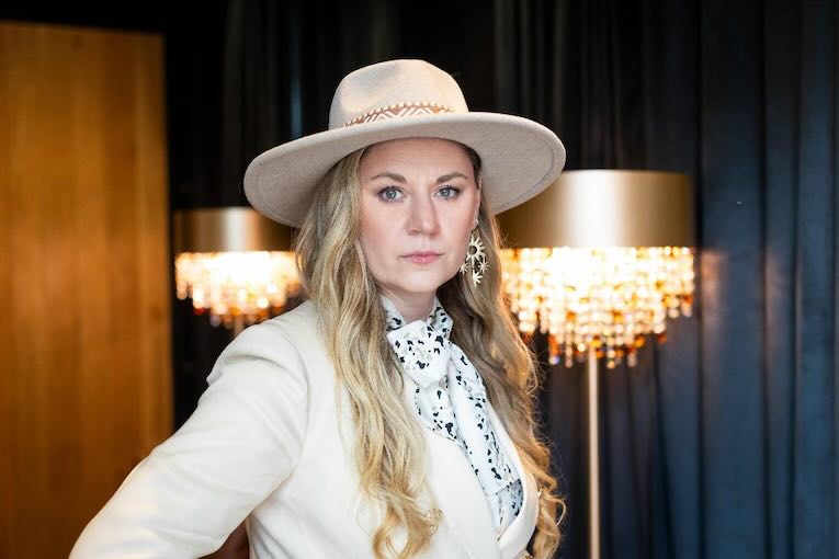 Joanne Shaw Taylor Revisions ‘Grayer Shade of Blue’ (Acoustic). Another beautiful rendition from JST. See below
rockandbluesmuse.com/2025/08/08/joa…