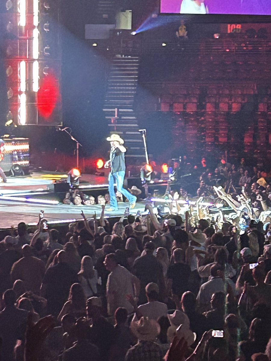 April_Sparkman's tweet photo. Seeing @Jason_Aldean in concert last night was amazing!! Great way to end my birthday trip in Nashville! 🎫🎤🎼 #FullThrottleTour #MusicCity #BirthdayTrip #Nashville https://t.co/UyE5UEnIhp