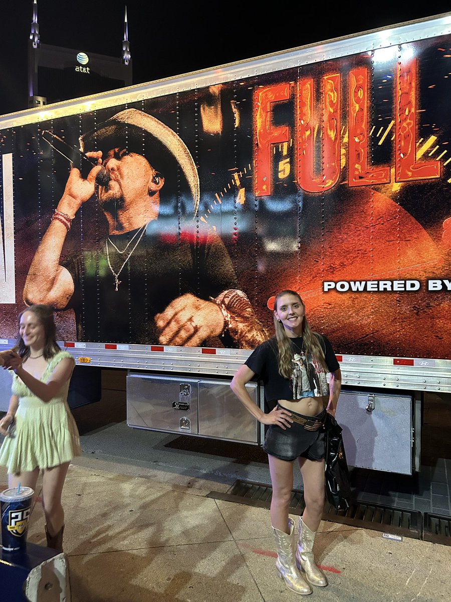 April_Sparkman's tweet photo. Seeing @Jason_Aldean in concert last night was amazing!! Great way to end my birthday trip in Nashville! 🎫🎤🎼 #FullThrottleTour #MusicCity #BirthdayTrip #Nashville https://t.co/UyE5UEnIhp