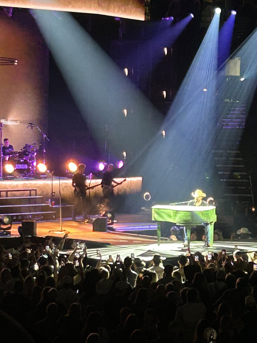 April_Sparkman's tweet photo. Seeing @Jason_Aldean in concert last night was amazing!! Great way to end my birthday trip in Nashville! 🎫🎤🎼 #FullThrottleTour #MusicCity #BirthdayTrip #Nashville https://t.co/UyE5UEnIhp