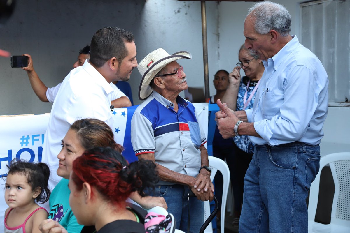 ¡Nuestro Presidente del #PNH impulsando al nacionalismo en Comayagua! 
Papi inauguró la nueva sede del Partido Nacional junto a líderes locales, reafirmando el compromiso con la institucionalidad, la unidad y elecciones transparentes. 

¡Somos la esperanza para Honduras!