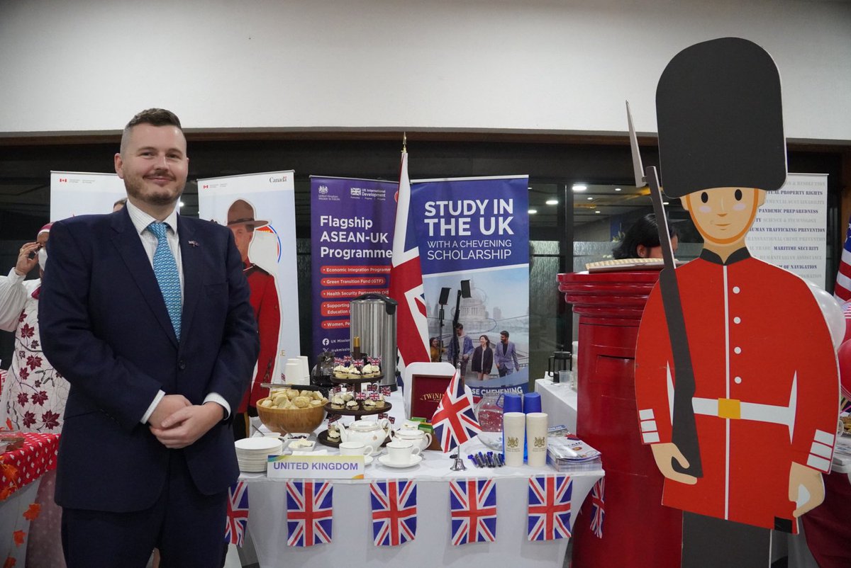 ukmissionasean's tweet photo. We were delighted to join #ASEANDay at @ASEAN.

We’re glad our friends &amp; Minister of @Kemlu_RI H.E. Sugiono &amp; SecGen of @ASEAN @hourn_kao enjoyed a taste of the UK with our classic scones &amp; tea 🇬🇧🫖

Here’s to friendship, flavour, &amp; a thriving #UKASEAN partnership! 🌏🤝 https://t.co/Mo3EgNJ1on