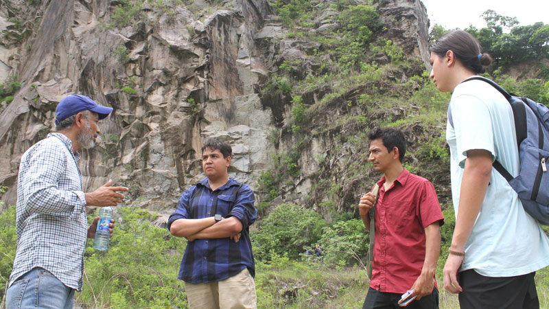 #Galería | Estudiantes de la Universidad de El Salvador, pertenecientes a Ingeniería Geológica, Geofísica e Informática, fueron seleccionados bajo el programa SATREPS‑Tsunamis (financiado por JICA, JST y los gobiernos de Japón, México y El Salvador) para formarse en sismología en