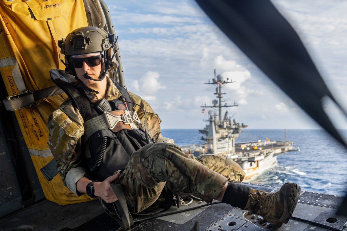 A lot to unpack 🚁📦

An MH-60S Sea Hawk helicopter, attached to the "Dragonslayers" of Helicopter Sea Combat Squadron (HSC) 11, conducts an ammunition offload aboard USS Harry S. Truman (CVN 75) in the Atlantic Ocean.

📸 1️⃣+3️⃣ MCSN Michael Gomez
📸 2️⃣ MC2 Logan Nystrand