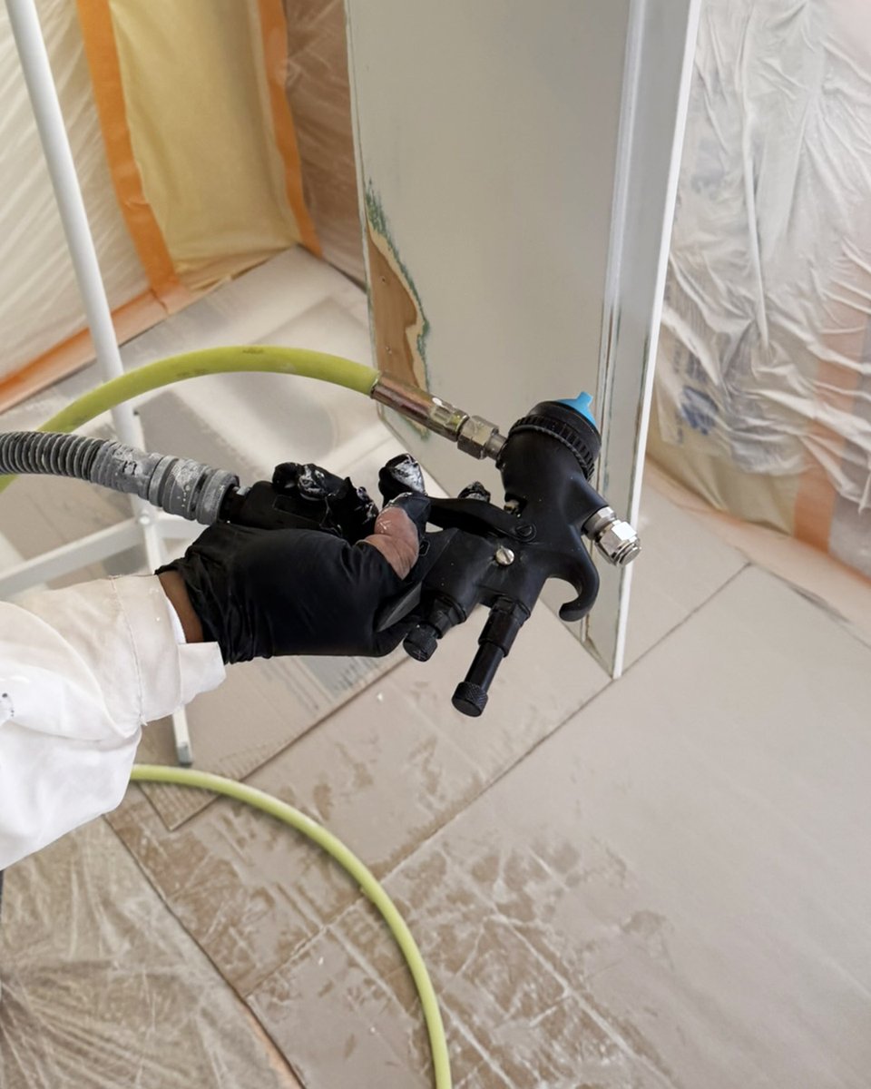 ApolloSprayers's tweet image. The AtomiZer™ Black Edition Spray Gun paired with a pressure pot system delivers smooth, even finishes—even on vertical surfaces, in tight spaces, and during high-production runs. Designed for maximum control, minimal fatigue, and total adaptability across materials.