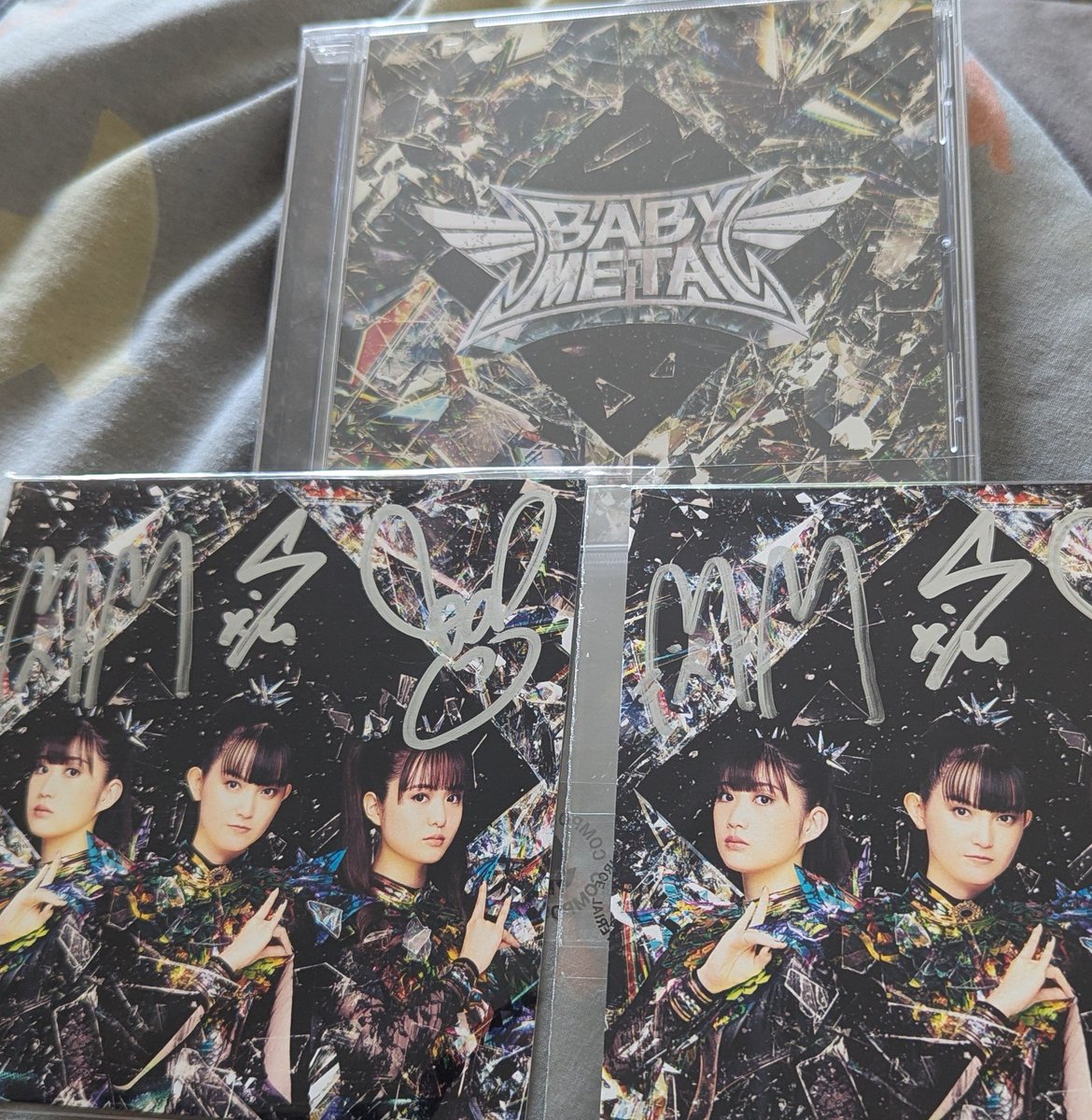 IT'S HERE!! AT LAAST!!

Happy #METALFORTH day, people!

And thanks to <a href="/polydorrecords/">Polydor Records</a> for sending me TWO signed cards. 😎

Now for the first listen....

#BABYMETAL